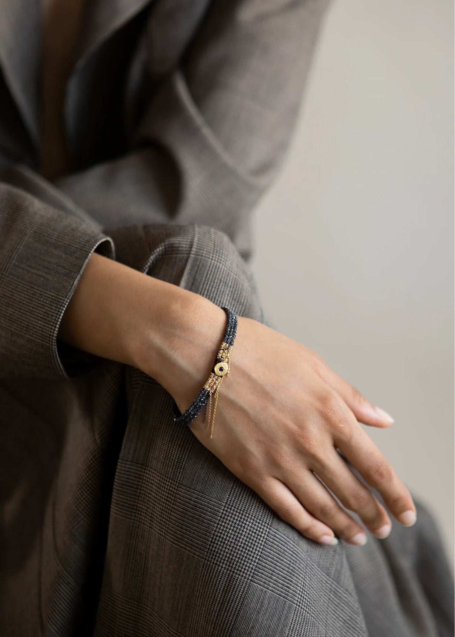 Pulsera negra tejida en telar