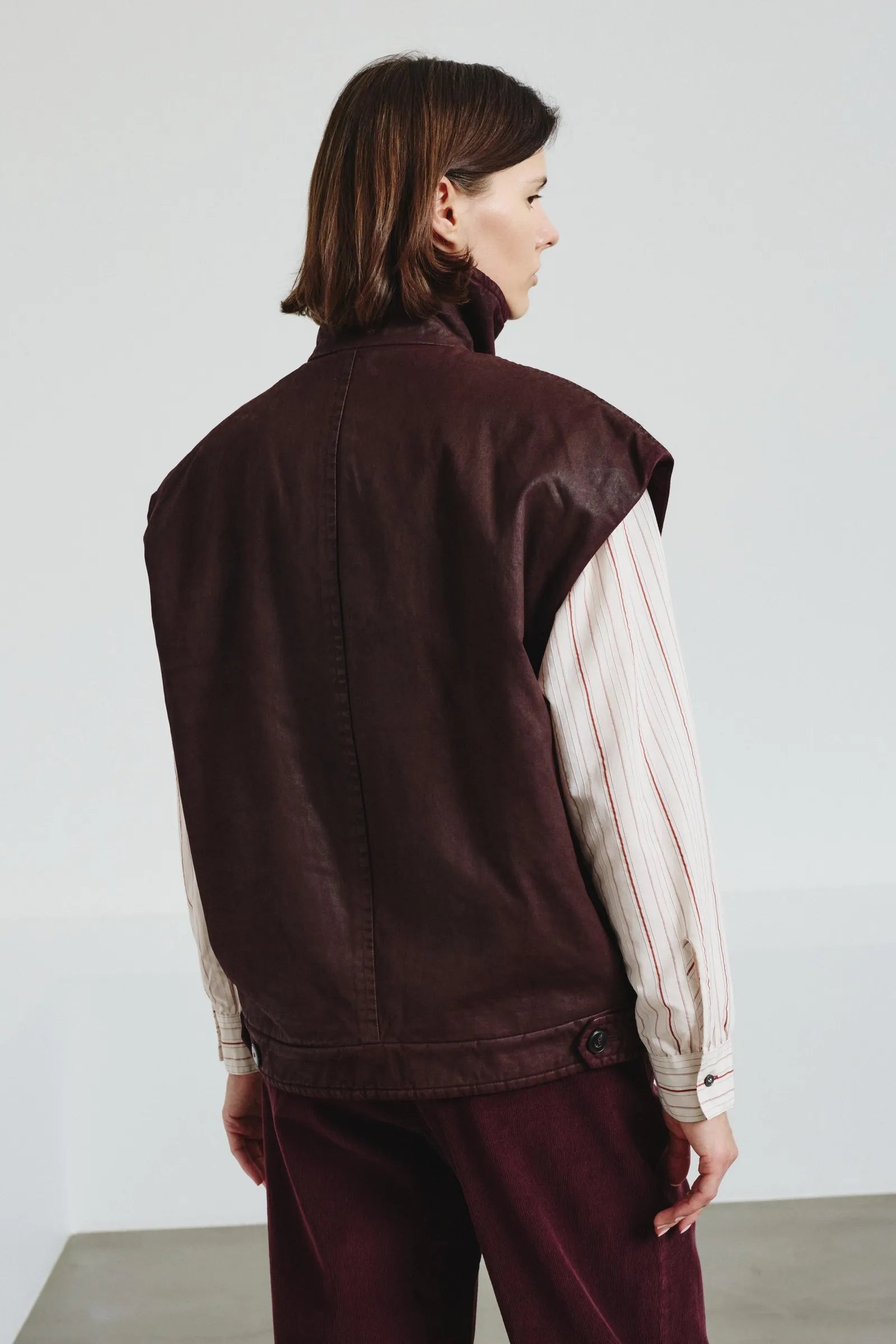 Cotton drill vest with leather-like handfeel
