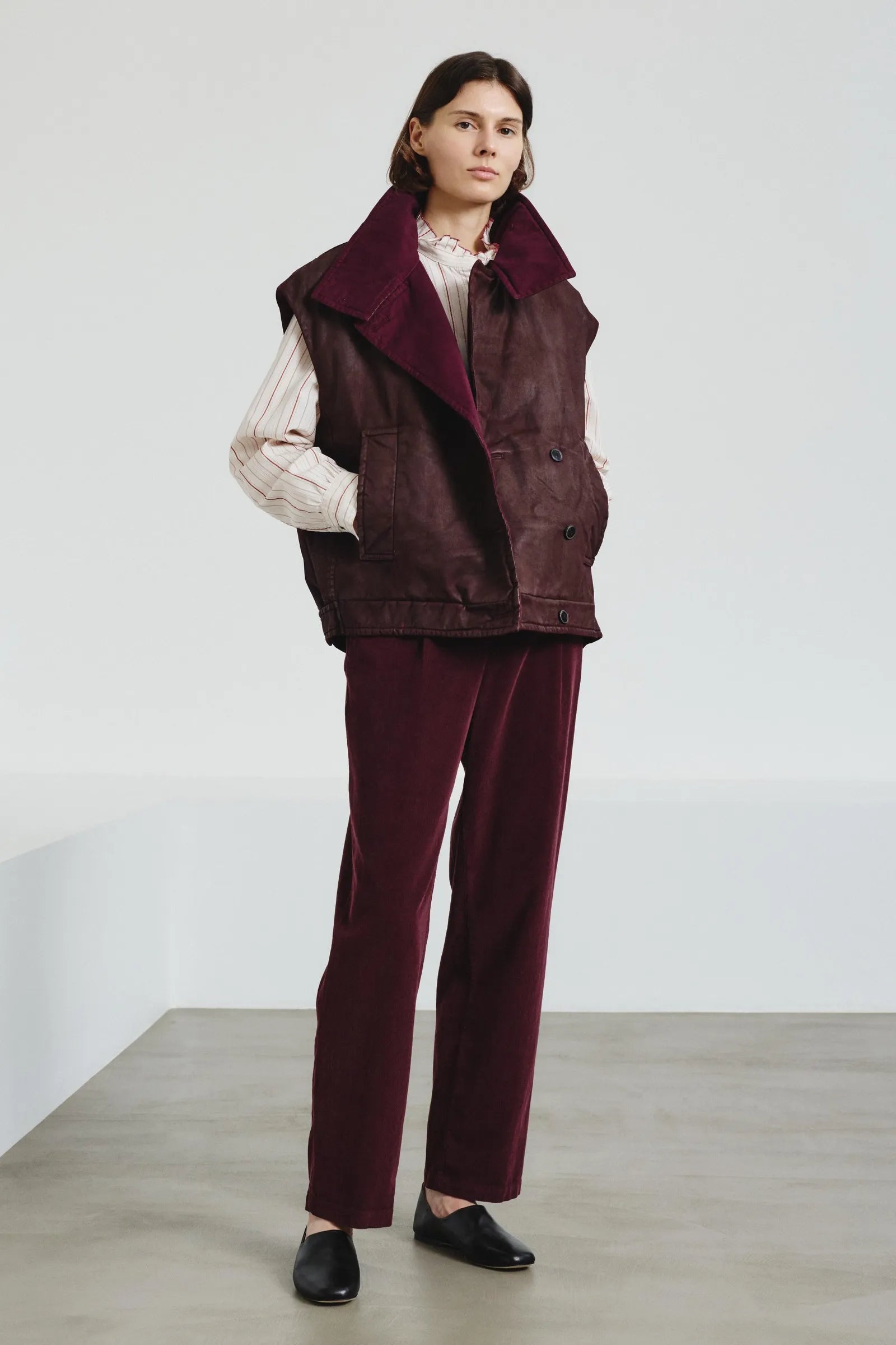 Cotton drill vest with leather-like handfeel