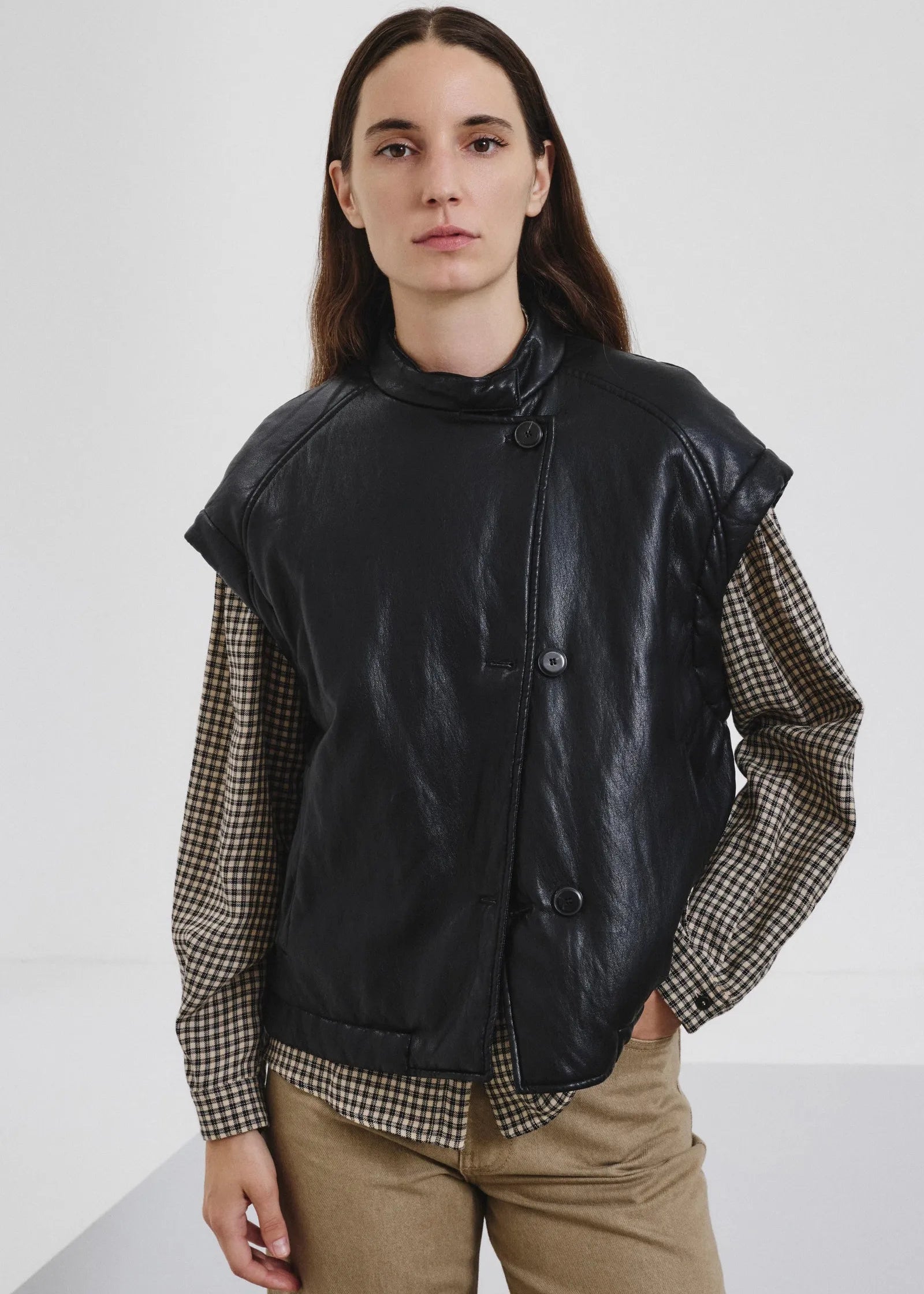 Chaleco negro efecto piel