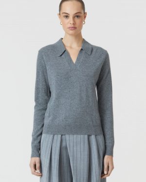 Clean fine knit made of a soft merino cashmere mix: sweater with polo collar and ribbed cuffs.