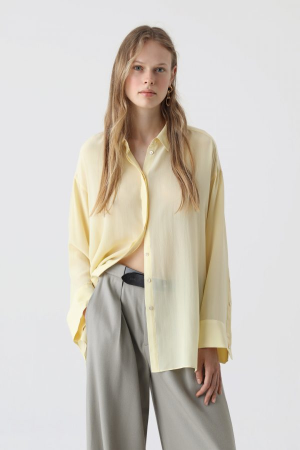 Blouse made of pure silk with collar, straight button border and with a relaxed fit – light and soft quality. Wide sleeve cuffs and pearl buttons.